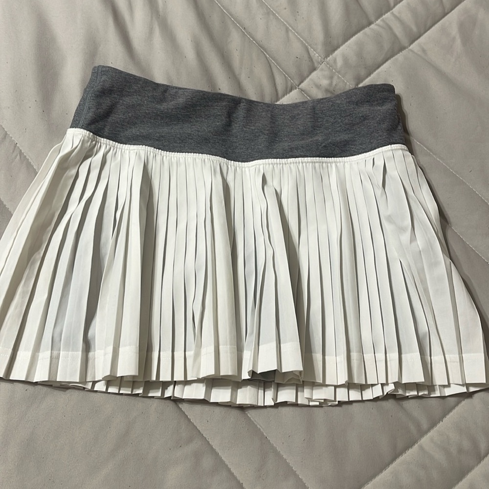 Lululemon Pleat To Street Skirt II
White / Heathered Slate size 2